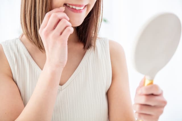 歯のホワイトニングする女性　 teeth