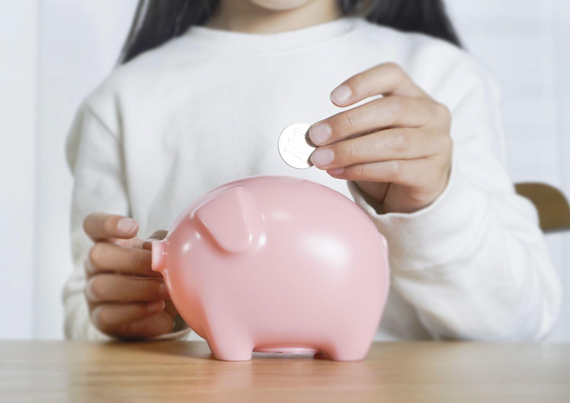 貯金をする女性
