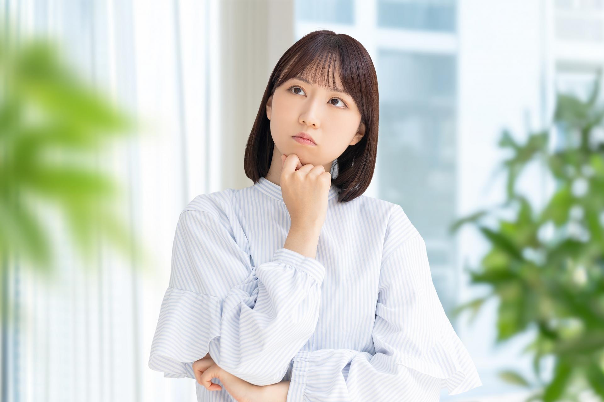 疑問に思っている女性