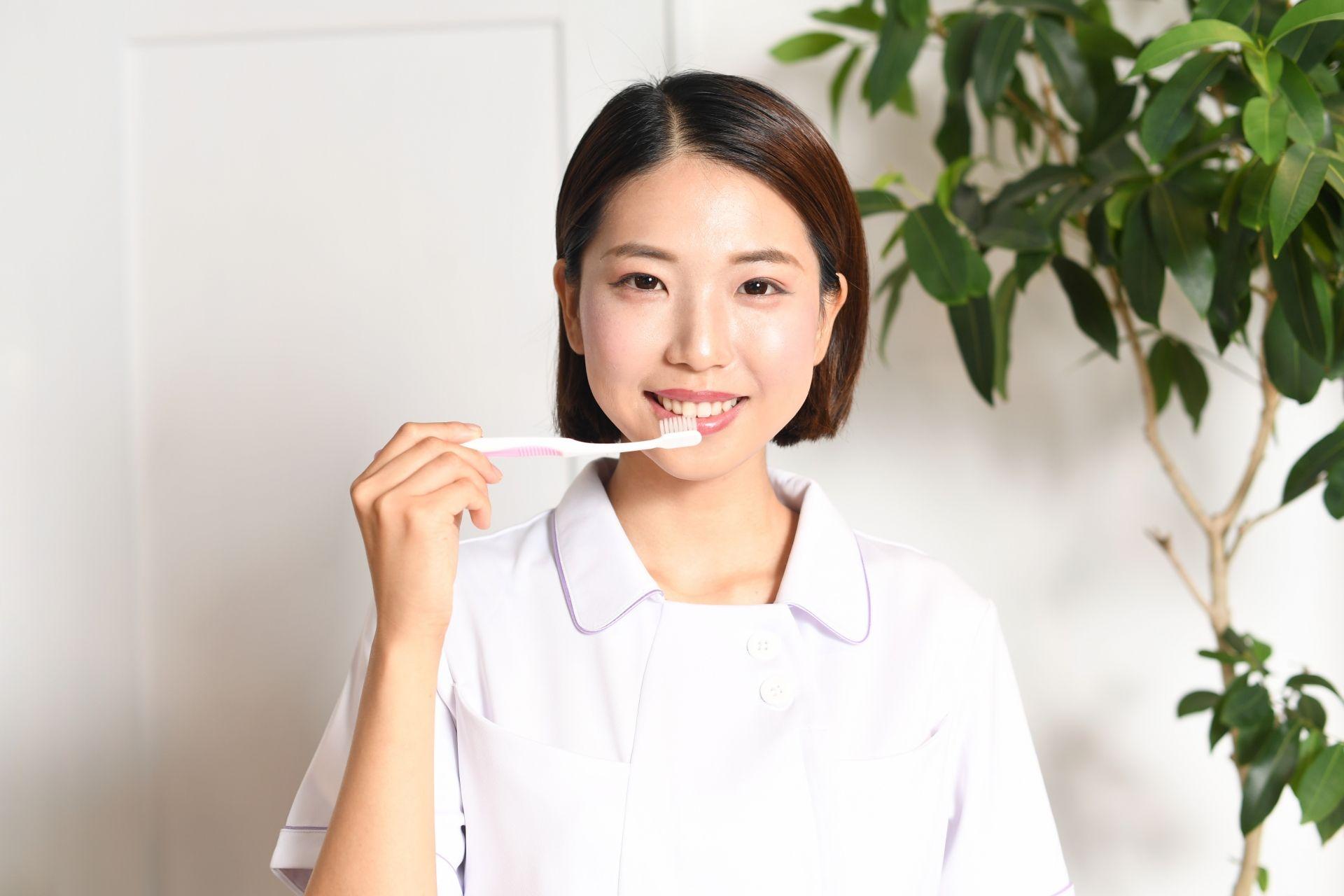 歯磨きをする歯科衛生士