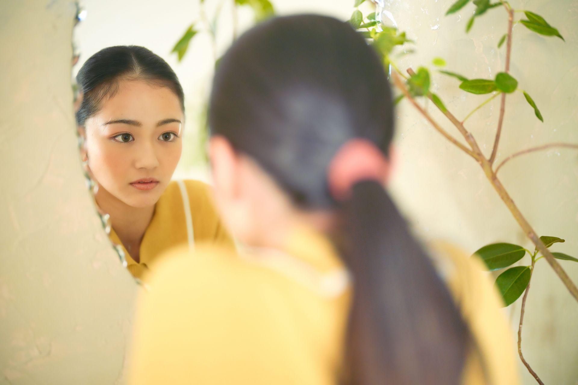 昔よりも前歯が出てきたのはなぜ?原因や治す方法を解説