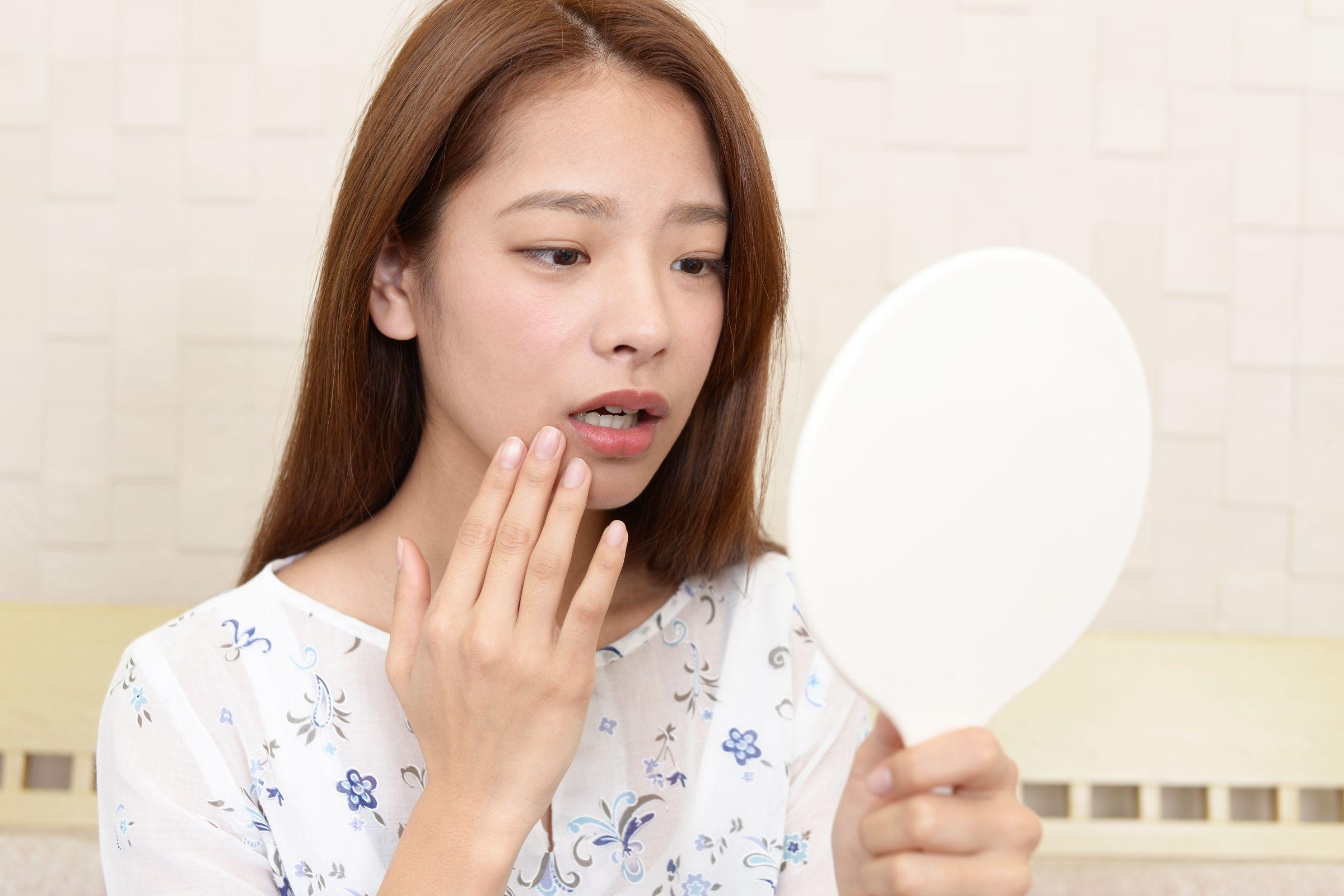 口元を気にする女性