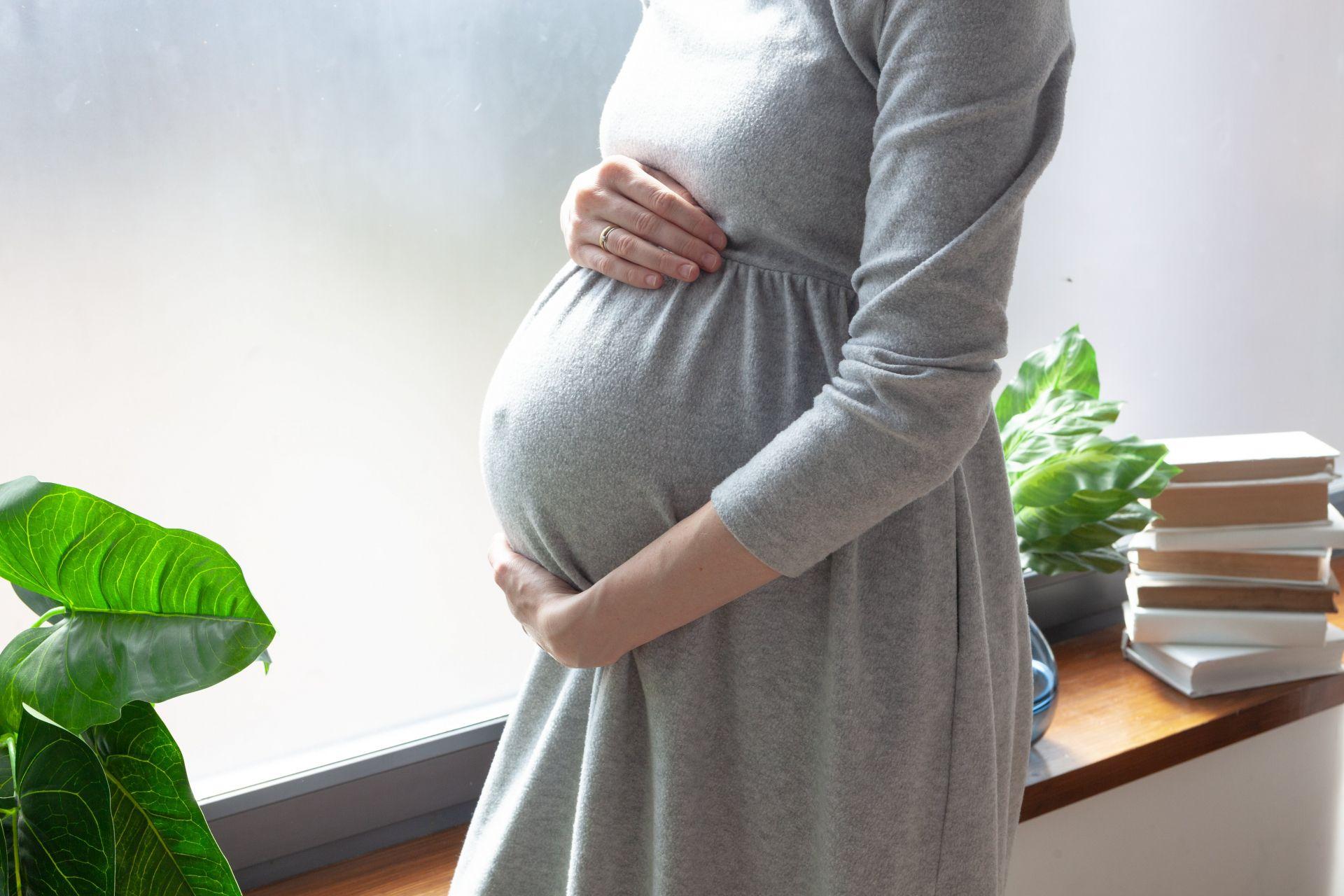 妊娠中に矯正しても大丈夫?レントゲンや抜歯など注意点を解説