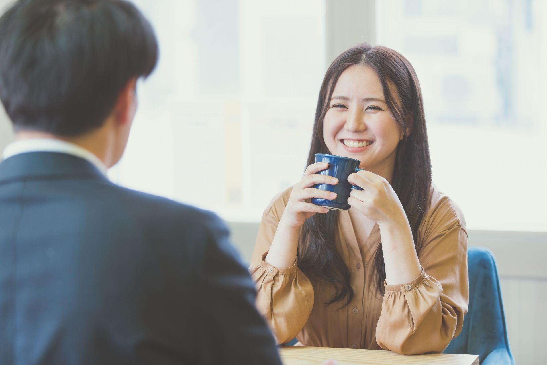 カフェで男性と会話する女性