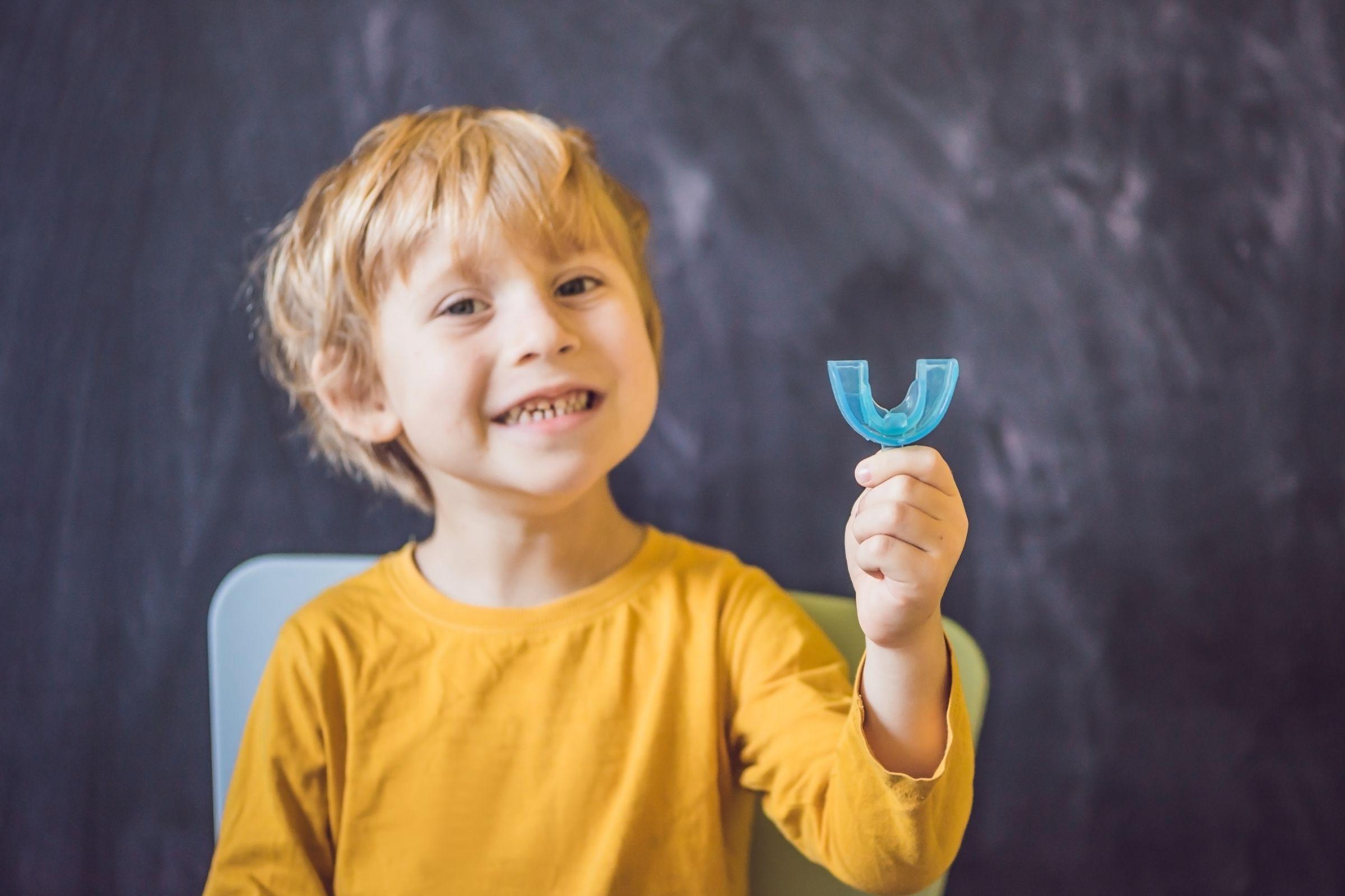 矯正器具を持っている子ども